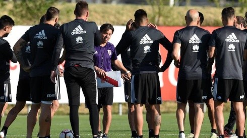 Gallardo dando una charla en un entrenamiento previo a la final de la Copa.