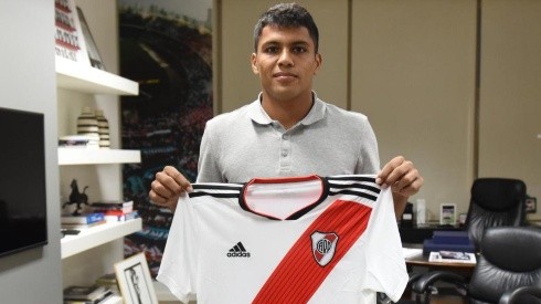 Robert Rojas posa con la camiseta de River.