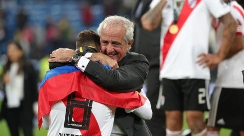 D'Onofrio abraza a Quintero tras la conquista de la Libertadores 2018.