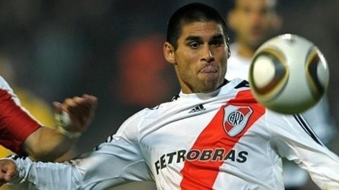 Villagra jugando con la camiseta de River.