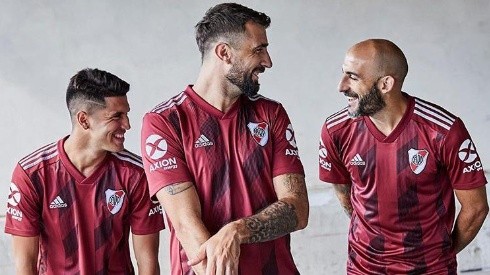 Palacios, Pratto y Pinola con la nueva camiseta de River.