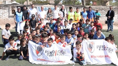 La fundación realizó una donación de materiales deportivos a una escuelita de fútbol
