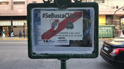 Como en los viejos tiempos, también hubo afiches en los carteles de la Ciudad de Buenos Aires