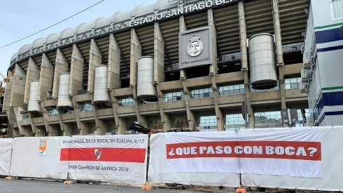 Se viralizó una imagen en la que pueden observarse banderas de River rodeando el estadio de Real Madrid.
