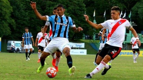 El defensor Augusto Aguirre, uno de los jugadores de River que ya debutaron en Primera. (FOTO: @Gremio)