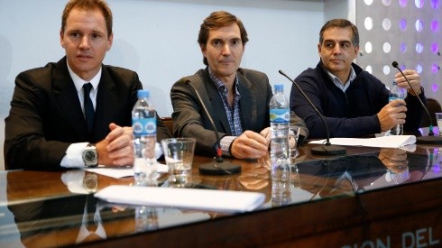 El vice de River Brito, el presidente de la Superliga Elizondo y el vice de Independiente.