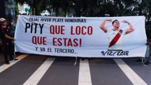 La bandera que exhibieron los integrantes de la filial Honduras dedicada al Pity