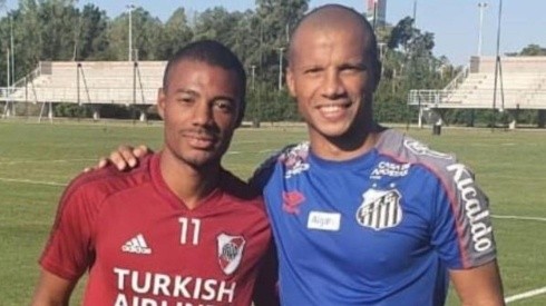 De La Cruz y Sánchez coincidieron hace unas semanas en Ezeiza, donde se entrenó el plantel de Santos.