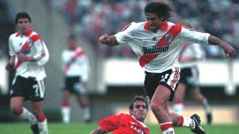 La imagen de Berti es de un River-Independiente en 1999, con Cascini barriéndose y Saviola mirando. (FOTO: El Gráfico)