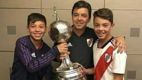 El Muñeco junto a Santino y Matías, posando con la Copa Libertadores ganada en Madrid