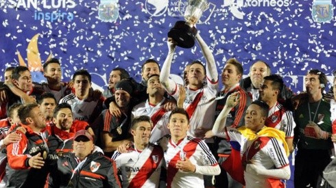 Ramiro Funes Mori levantando la copa luego del triunfo ante San Lorenzo