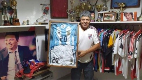 Máximo Gallardo y el museo del Muñeco, con camisetas, trofeos y mucho más. (FOTO: Subastas Web)