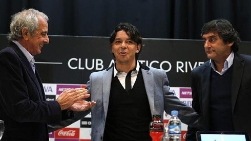 El Muñeco junto a Rodolfo D'Onofrio y Enzo Francescoli en el día de su primera conferencia de prensa