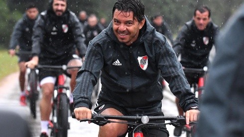 El Muñeco, durante una pretemporada, encabezando un entrenamiento arriba de la bicicleta.