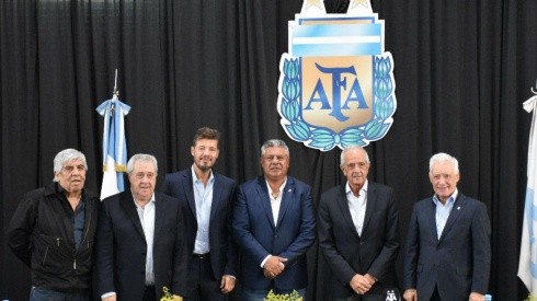 Tapia posando con los presidentes de los equipos más representativos del país