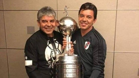 El Muñeco posando con la Libertadores junto a su padre Máximo