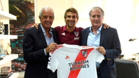 Amui, junto a D'Onofrio y Ponzio, luego de la renovación del contrato del capitán.