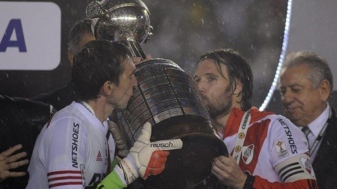 El momento en el que Barovero y Cavenaghi besan la Libertadores, una de las fotos inolvidables de aquel año