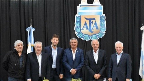 Tapia posando con los presidentes de los equipos más representativos del país (Foto: La Nación)