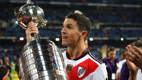 Nacho Fernández con la Copa Libertadores 2018 en sus brazos.