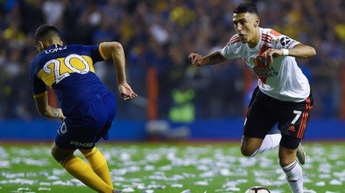 Matías Suárez engañando a su rival en lo que fue el último Superclásico jugado de manera oficial