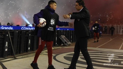 Gallardo saludando a su hijo Matías en la pista de atletismo antes de la final de la Recopa ante Atlético Paranaense.