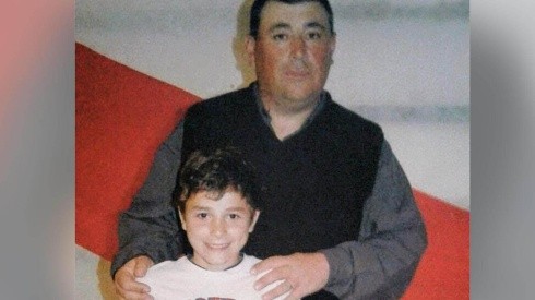 Julián Álvarez en su infancia con su primer DT, Rafael Varas