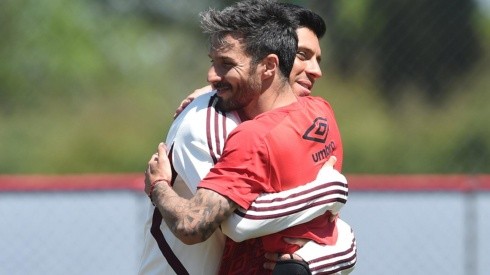 El abrazo entre Enzo Pérez e Ignacio Scocco, esta mañana en Ezeiza, antes del amistoso.