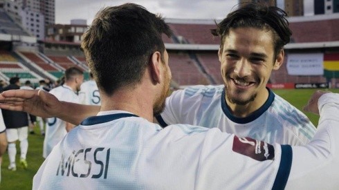 La alegría de Martínez Quarta al abrazar a Messi, luego del triunfo frente a Bolivia.
