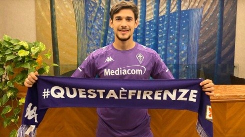 Martínez Quarta con la camiseta de la Fiorentina puesta en su presentación.