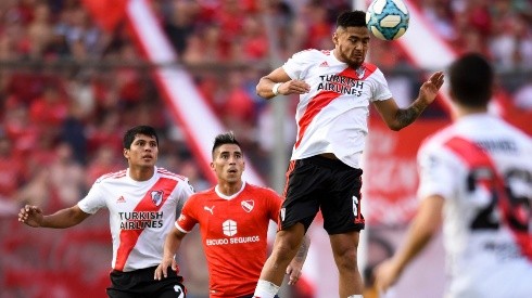 Paulo Díaz gana de arriba frente a Independiente, de fondo aparece Robert Rojas, el otro candidato para suplir a Martínez Quarta.