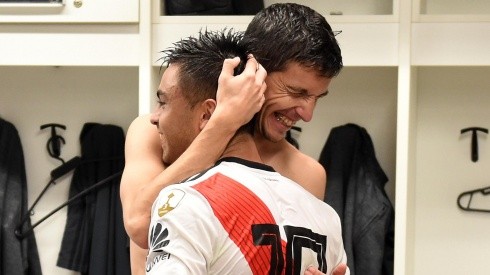 Nacho Fernández abraza al héroe de la noche en Porto Alegre.