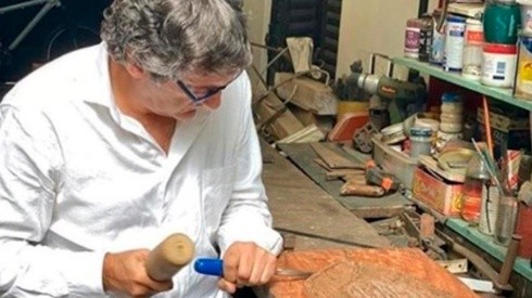 Enzo Francescoli tallando en madera un escudo de River el cual será subastado a fin de año por la Fundación River.