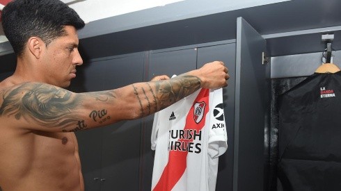 Enzo Pérez posando con la nueva camiseta que River estrenará hoy ante Banfield