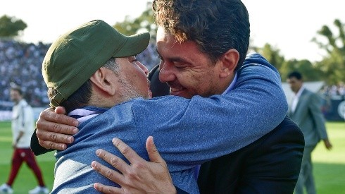 El abrazo entre Gallardo y Maradona. Fue el 28 de septiembre del año pasado.