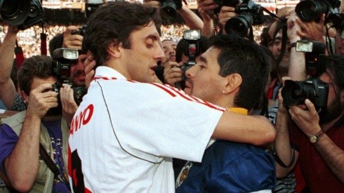 El abrazo eterno entre Enzo Francescoli y Diego Armando Maradona en el Monumental