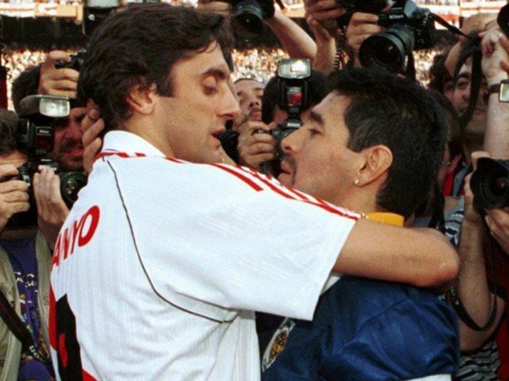 La fascinación por Maradona, la idolatría por Francescoli y quién tiene sus  trofeos y camisetas emblemáticas - LA NACION