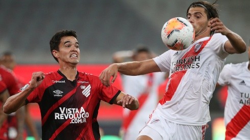 Felipe Aguilar disputa la pelota con Santiago Sosa en el partido de ida de los octavos de final de la Copa Libertadores. El defensor fue el único de los cinco nuevos casos que jugó ante River.