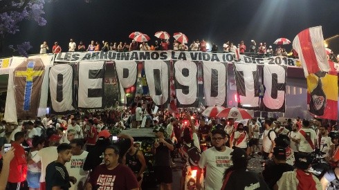 Los hinchas de River se acercaron masivamente al Obelisco para celebrar el segundo aniversario de la Copa Libertadores 2018.