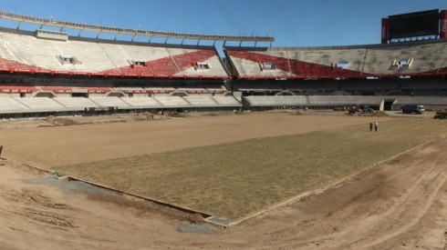 Comenzó el proceso de siembra en el Estadio Monumental y ya se puede ver un campo de juego con verde, la obra finalizará en febrero de 2021.