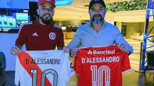 D'Alessandro recibió la visita de Adrián Varela, miembro de la CD de River, y cambiaron camisetas.
