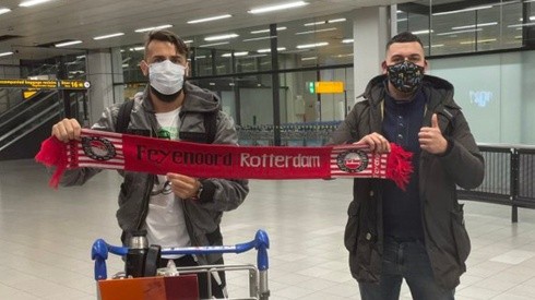 El Oso posó con un hincha del Feyenoord al llegar a Holanda.