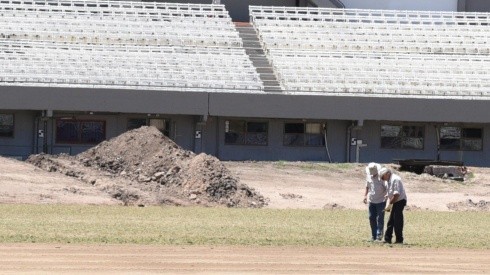 Las obras en el Estadio Monumental continúan a buen ritmo y se prevé que para principios de febrero ya estén cosiendo el césped sintético.