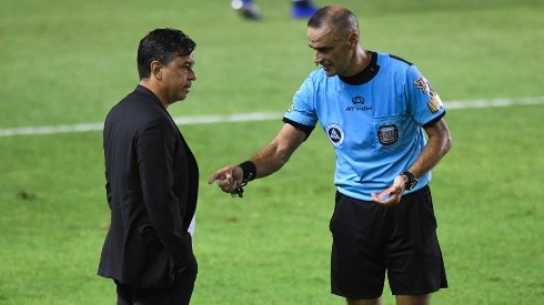 Marcelo Gallardo fue expulsado por Diego Abal por reclamar un penal de Alexander Barboza a Matías Suárez.