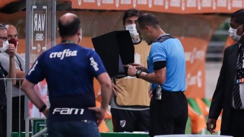 La Conmebol publicó los audios entre los árbitros del VAR y Ostojich en la revancha de la semifinal de la Copa Libertadores entre River y Palmeiras.