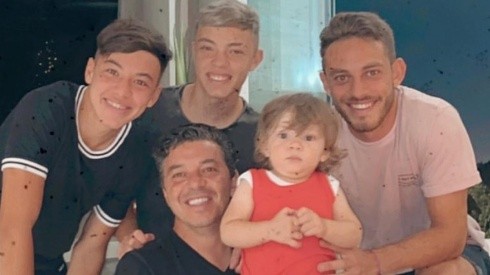 Marcelo Gallardo posando junto a sus hijos en el último fin de año en familia