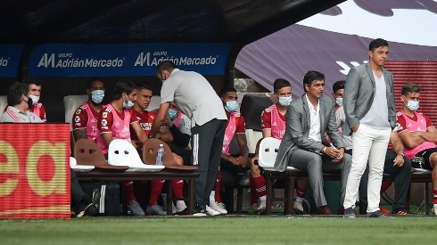 Rafael Santos Borré se retiró lesionado y en su lugar ingresó Julián Álvarez, en principio es por un golpe sufrido en la práctica del sábado.