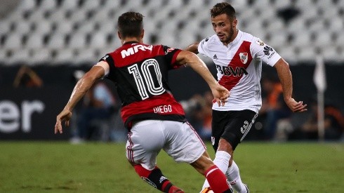 Marcelo Saracchi frente a Diego en la fase de grupos de la Copa Libertadores de 2018.