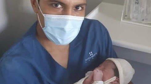 Robert Rojas posando con su hijo Ian Samuel a pocas horas de nacer