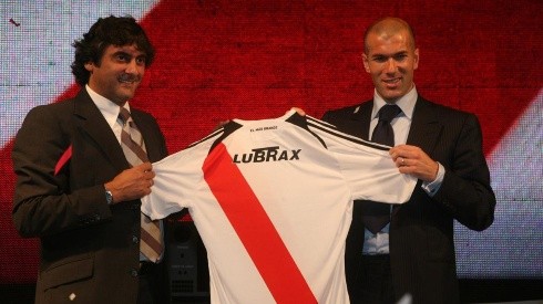 Zidane junto a Enzo, su ídolo, en la presentación oficial de la camiseta de River.